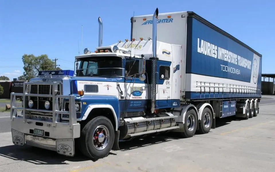 Cén Fáth nach Díríonn Trucailí Intíre a gcuid píopaí sceite in airde?